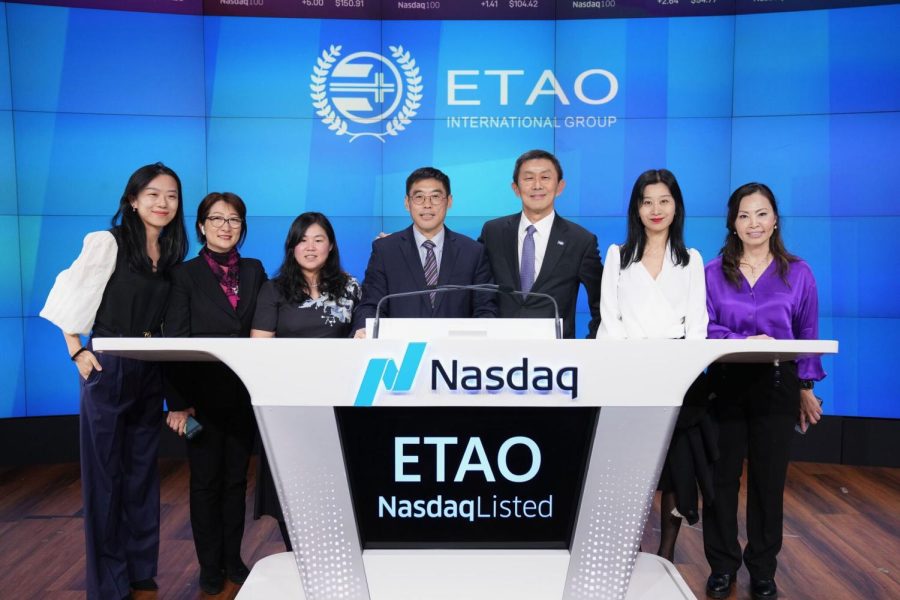 Baruch alumnus rings in Nasdaq closing bell with college president 