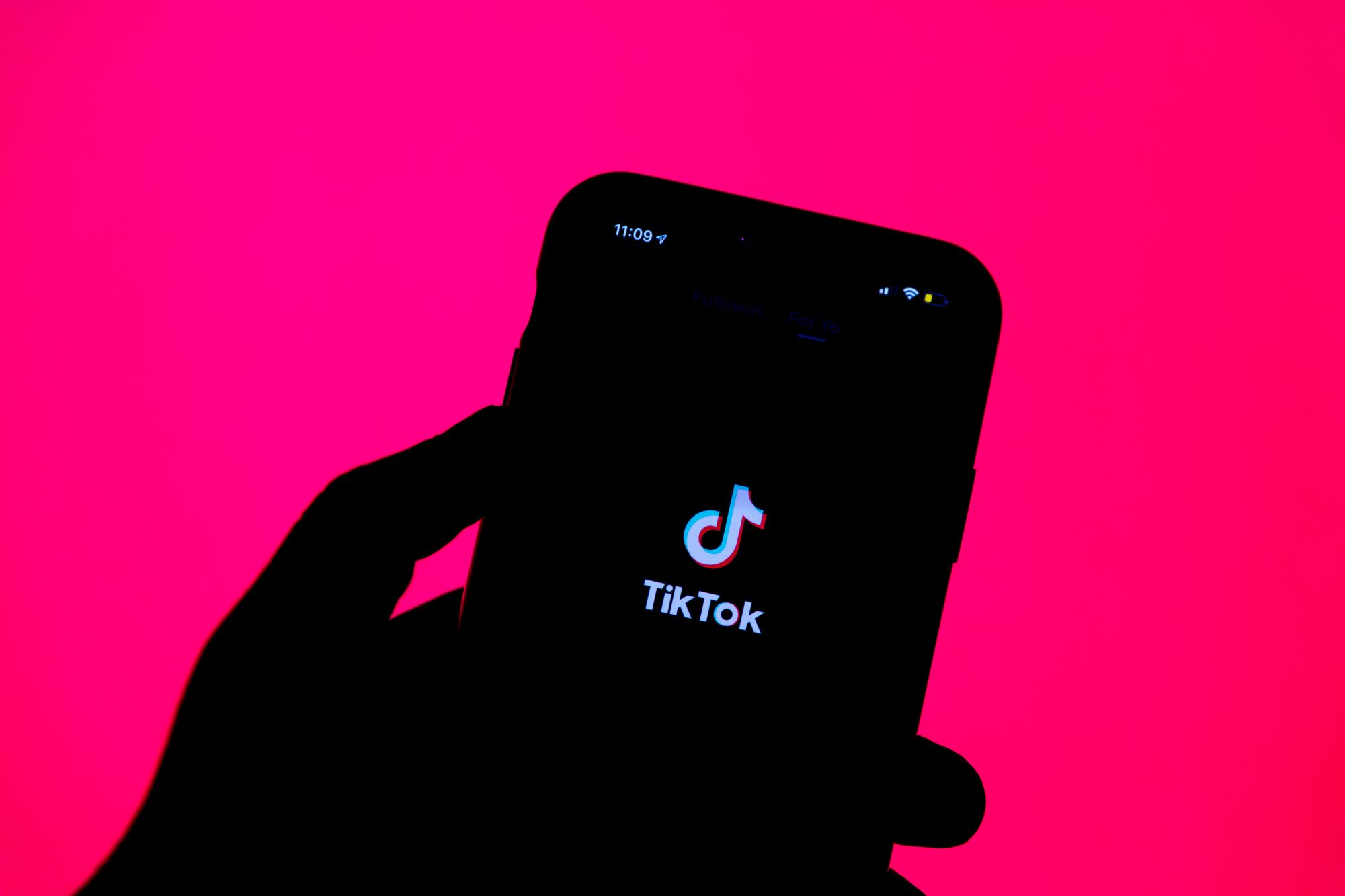 Trump signs executive order directing the DOJ to delay TikTok ban